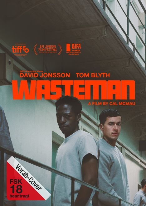 Text: "David Jonsson", "Tom Blyth", "WASTEMAN", "A film by Cal McMau", "Vorab-Cover FSK 18 beantragt". Zwei Männer in grauen Shirts.