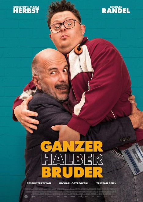 Oben stehen "CHRISTOPH MARIA HERBST" und "NICOLAS RANDEL". Unten der Titel: "GANZER HALBER BRUDER". Zwei Männer umarmen sich.