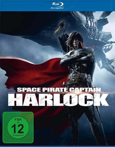"Space Pirate Captain Harlock"; FSK 12. Eine Figur in schwarzer Rüstung mit rotem Umhang steht vor einem Raumschiff.