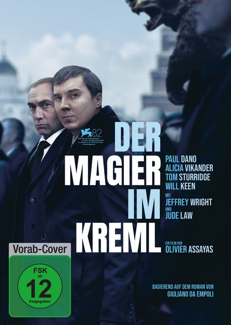 "DER MAGIER IM KREML"; Vorab-Cover, FSK 12 Logo. Zwei ernst dreinschauende Männer in Anzügen vor unscharfem Hintergrund.