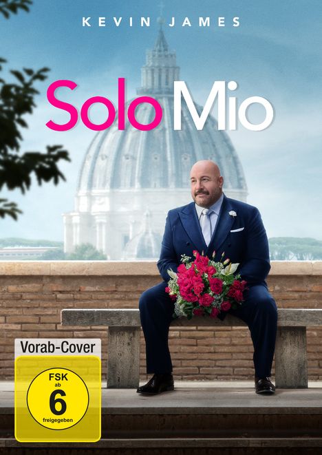 Text: "Solo Mio", "Vorab-Cover", "FSK ab 6 freigegeben". Ein Mann im Anzug mit Blumenstrauß vor einer Kuppel.