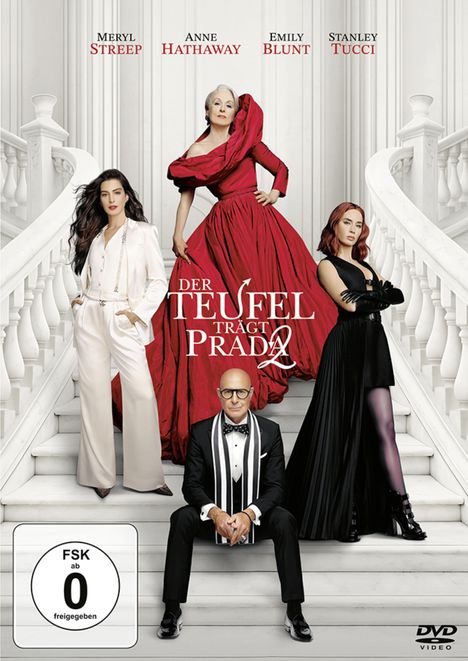 "Der Teufel trägt Prada 2". Drei elegant gekleidete Frauen auf einer Treppe, ein Mann sitzt im Anzug.