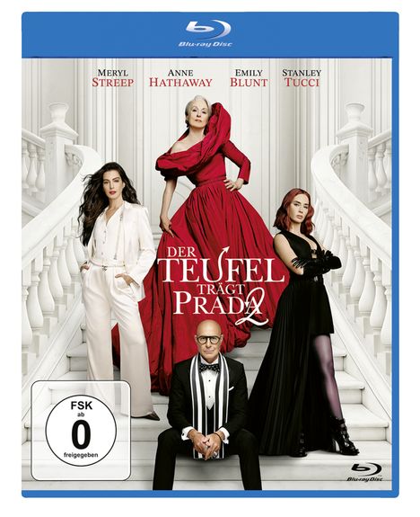 „Der Teufel trägt Prada“ in Rot auf weißem Hintergrund, vier elegant gekleidete Personen auf einer Treppe.