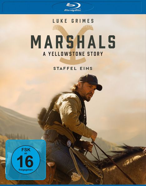 "Luke Grimes, MARSHALS: A Yellowstone Story, Staffel Eins." Ein Mann reitet in Westernkleidung auf einem Pferd.