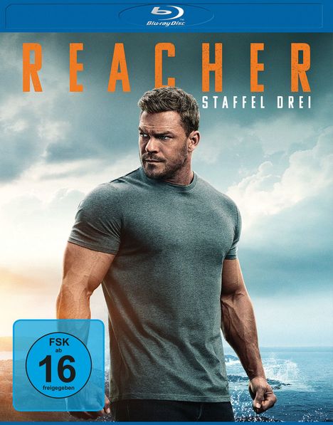 "REACHER Staffel Drei", FSK ab 16, muskulöser Mann in grauem T-Shirt vor bewölktem Himmel und Wasser.