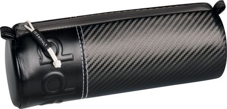 "Q" und ".madep" sind sichtbar. Es handelt sich um ein zylindrisches Etui mit Karbon-Optik und Lederdetails.