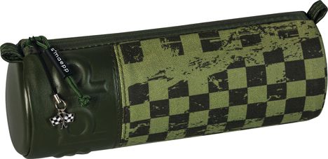 "smaepp" steht auf einem schwarzen Anhänger. Ein grünes Mäppchen mit Schachbrettmuster und Karabiner mit Zielflaggen.