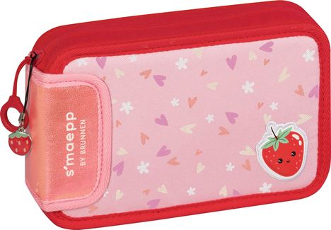 „s'maepp BY BRUNNEN“ auf einer rosa Tasche mit Herz- und Blümchenmustern; ein Erdbeeranhänger.
