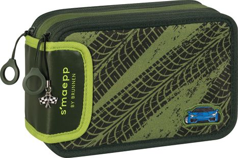 Text: "s'maepp BY BRUNNEN". Ein grünes Federmäppchen mit Reifenmustern und einem kleinen, blauen Auto als Detail.
