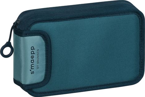 „smaepp by BRUNNEN“ ist auf einer türkisfarbenen Stofftasche. Die Tasche hat dunkle Ränder und einen Reißverschluss mit Ring.