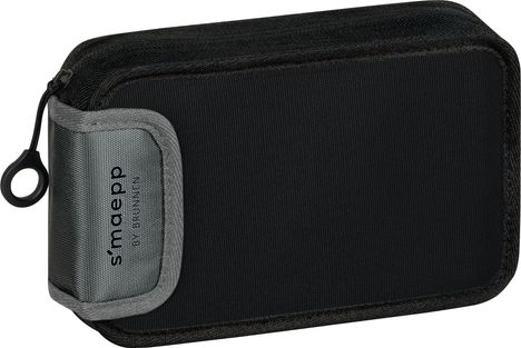 Text: „s’maepp BY BRUNNEN“. Schwarzes Etui mit grauem Rand und Reißverschluss, abgerundete Ecken.