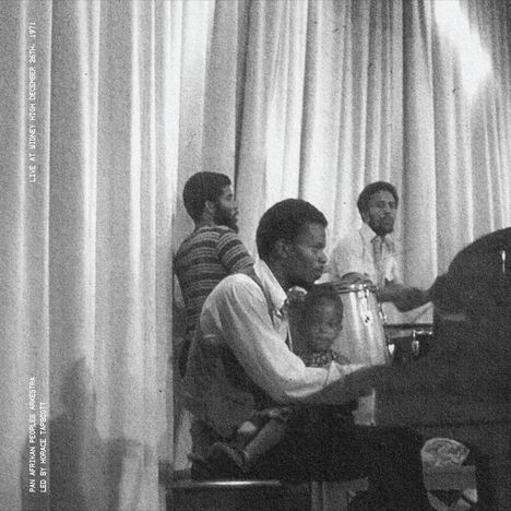 Texte: "LIVE AT IUCOBU HIGH DECEMBER 26TH, 1971" und "PAN AFRIKAN PEOPLES ARKESTRA LED BY HORACE TAPSCOTT". Männer bei einer Musikprobe.