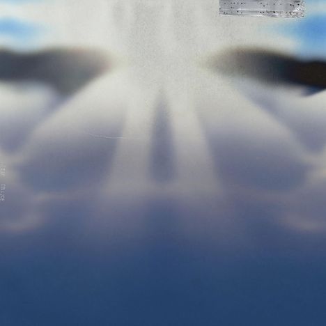 Links unten steht „LEIF COLLUDE“. Die Illustration zeigt Lichtstrahlen, die durch Wolken in einem neblig-blauen Himmel scheinen.