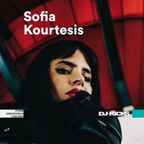 „Sofia Kourtesis“ und „DJ-Kicks“. Eine Frau schaut ernst in die Kamera vor einem roten Hintergrund.