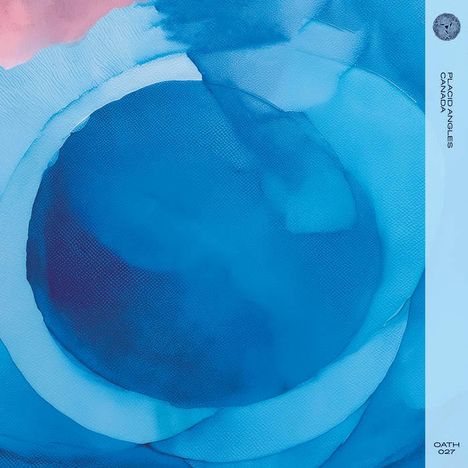 Text: "PLACID ANGLES CANADA" und "OATH 027". Eine abstrakte blaue Illustration mit verschiedenen Schattierungen und Formen.
