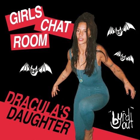 Texte: "GIRLS CHAT ROOM", "DRACULA'S DAUGHTER", "byrd out". Frau in blauem Outfit, Hintergrund mit Fledermauszeichnungen.