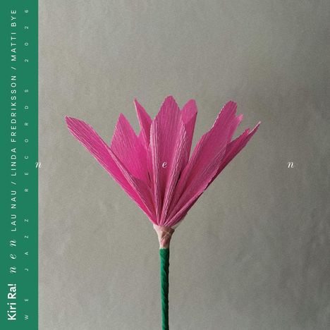 Links: "LAU NAU / LINDA FREDRIKSSON / MATTI BYE". Rechts: Rosa Papierblume mit grünen Stiel.