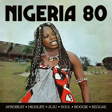 "NIGERIA 80" und Musikgenres unten. Eine Frau in traditioneller Kleidung mit geflochtenen Haaren im Freien.