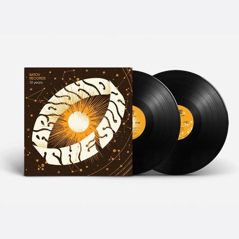 "Batov Records 10 years. Around the Sun" steht auf einer Plattenhülle mit Sonnenmotiv und zwei Schallplatten.