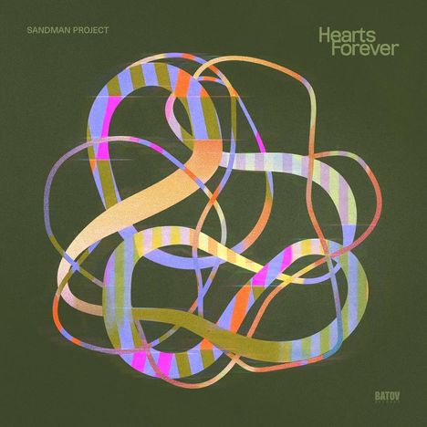 Text: "SANDMAN PROJECT", "Hearts Forever", "BATOV". Bunte geschwungene Bänder auf dunkelgrünem Hintergrund.