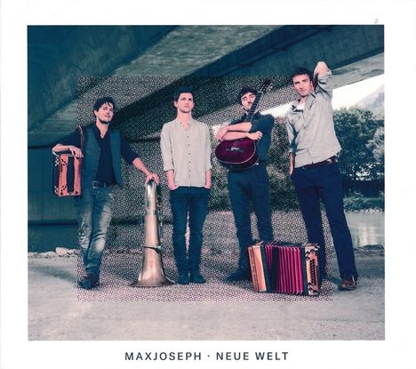 Text: MAXJOSEPH · NEUE WELT. Vier junge Männer mit Instrumenten unter einer Brücke.