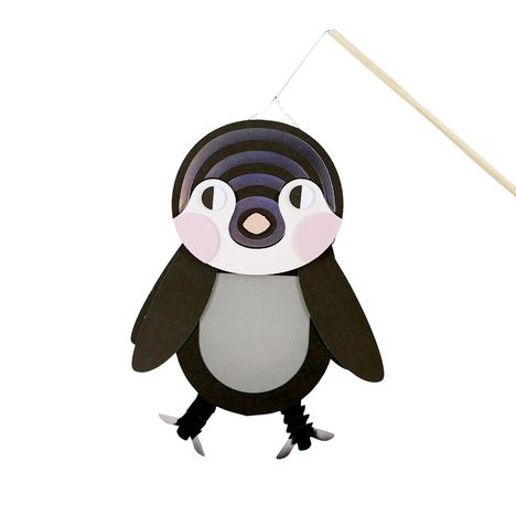 Papierlaterne in Form eines niedlichen Pinguins, mit runden rosa Wangen und einem Holzstab.