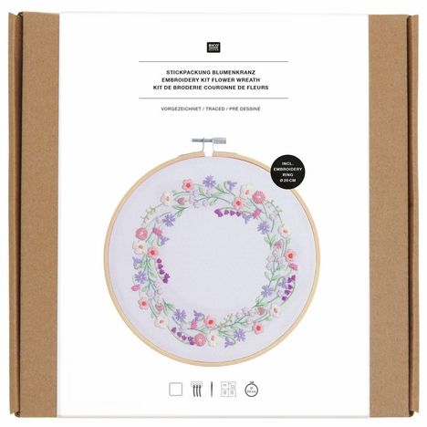 Stickpackung Blumenkranz, vorgezeichnet. Zeigt einen Blumenkranz im Stickrahmen. Beinhaltet Stickrahmen, 20 cm Durchmesser.