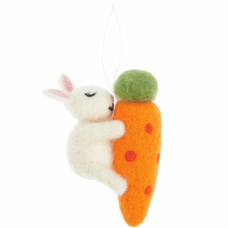 Ein Filzhase umarmt eine große Karotte mit grünen Blättern. Der Hase hat geschlossene Augen und rosa Ohren.