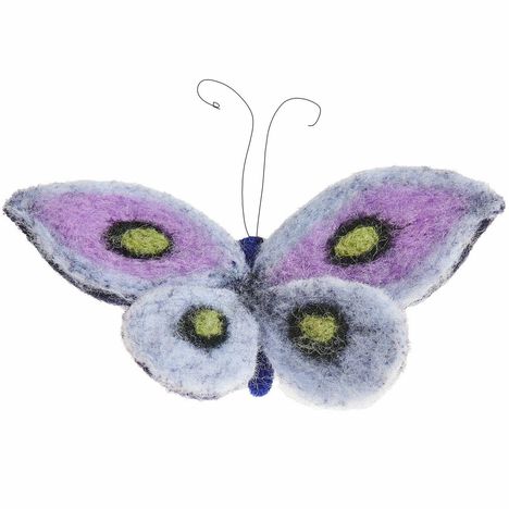 Eine gehäkelte Schmetterlingsfigur, die in Lila- und Blautönen gestaltet ist, mit wellenförmigen Drähten als Fühler.