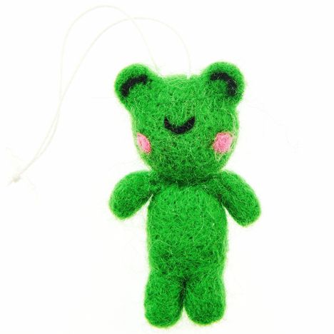 Keine Texte. Ein grüner Filzanhänger in Form eines Bären mit rosa Wangen und einem lächelnden Gesicht.