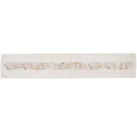 Ein gesticktes, längliches Stoffteil mit dünnen Linien und floralen Motiven in Pastellfarben.