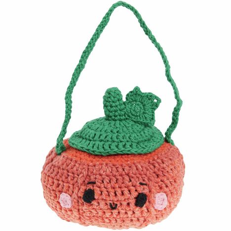 Eine gehäkelte Tasche in Form einer lächelnden Orange mit grünen Blättern und Henkel.