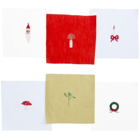 Sechs quadratische Stoffservietten mit weihnachtlichen Motiven: Nikolaus, Kerze, Fliegenpilz, Mistelzweig, Kranz.
