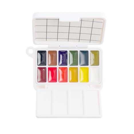 Ein offener Malkasten mit 12 bunten Aquarellfarben, darunter Rot, Blau, Grün und Gelb. Der Deckel hat ein Rastermuster.