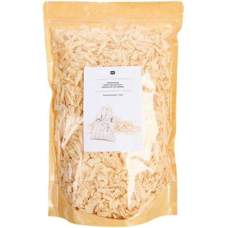 "Zirbenspäne, Swiss Pine Shavings, Premium Quality, 100g" auf einer Verpackung voller heller Holzspäne.