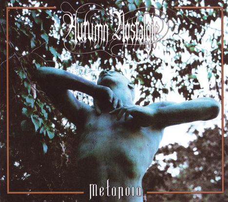 „Autumn Nostalgie“ und „Metanoia“. Eine Statue mit erhobenen Armen umgeben von dichtem Laub.