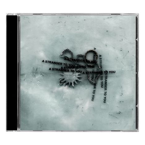 Text "A STRANGER TO YOU" mehrmals. CD-Hülle mit abstraktem Design, Ketten und Anhänger.