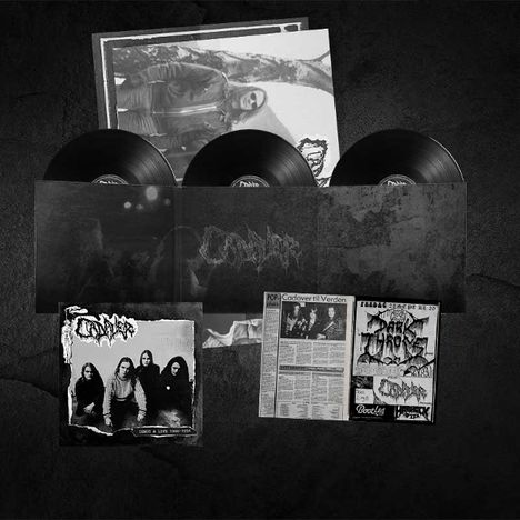 Texte: "Cadaver", "Cadaver i Verdens", "Dark Throne". 
Schallplatten, Bandmitglieder und ein Schwarz-Weiß-Thema.