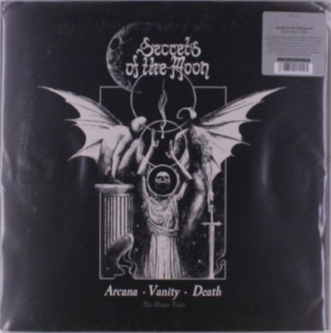 "Secrets of the Moon", "Arcana · Vanity · Death". Zwei geflügelte Figuren und eine Figur in der Mitte mit erhobenen Armen.