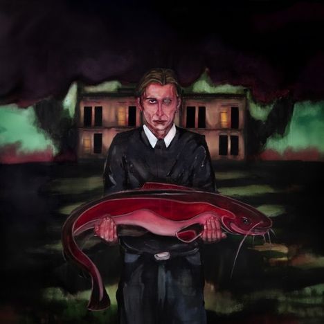 Ein Mann in dunkler Kleidung hält einen großen Fisch. Im Hintergrund ist ein düsteres Gebäude zu sehen, umgeben von dunklen Wolken.