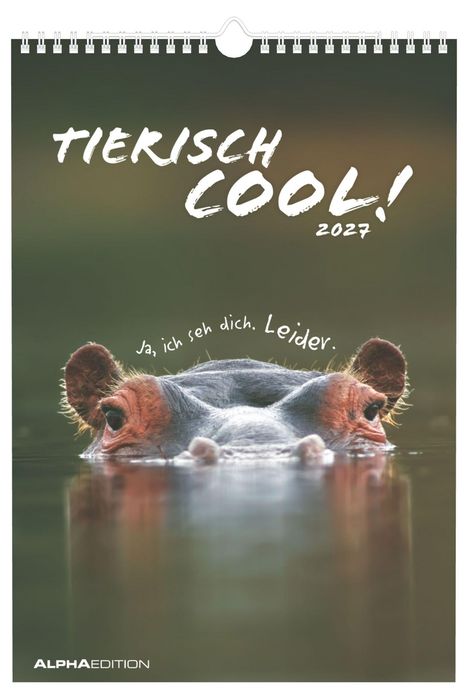 "TIERISCH COOL! 2027. Ja, ich seh dich. Leider." Ein Nilpferd ragt aus dem Wasser, umgeben von ruhigem Grün.