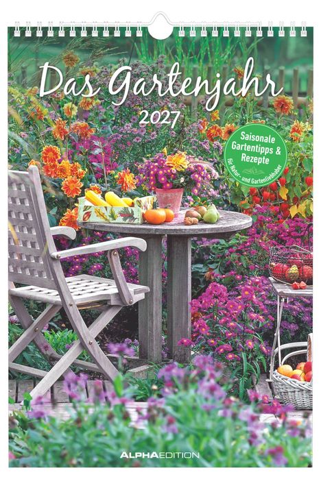 „Das Gartenjahr 2027“ steht über bunten Blumen, einem Tisch mit Obst und einem Gartenstuhl.