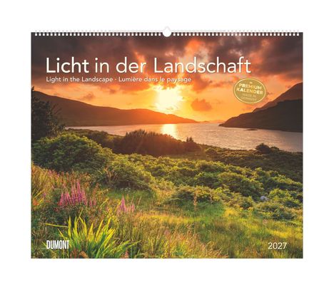 "Licht in der Landschaft. Premium Kalender. 2027." Eine Landschaft bei Sonnenuntergang mit Hügeln und einem See.
