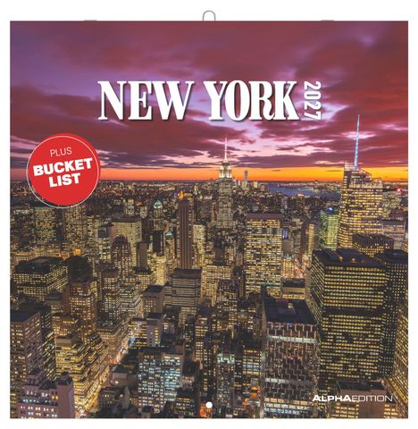Text: "NEW YORK 2024", "PLUS BUCKET LIST". Eine urbane Skyline bei Sonnenuntergang mit beleuchteten Wolkenkratzern.
