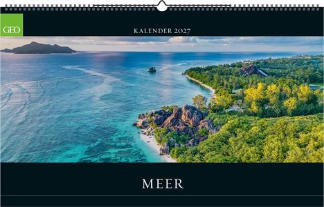 "Kalender 2027. Meer. GEO Logo. Küstenlandschaft mit blauem Wasser, grünen Bäumen und Felsen, im Hintergrund eine Insel."