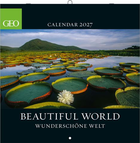 "CALENDAR 2027", "BEAUTIFUL WORLD", "WUNDERSCHÖNE WELT". Riesige Seerosen in einem ruhigen Gewässer vor einem Hügel.