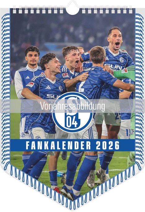 „Vorjahresabbildung“, „FANKALENDER 2026“. Fußballspieler umarmen sich jubelnd. Schalke 04 Logo zentral platziert.