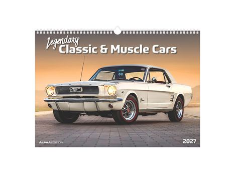 „Legendary Classic & Muscle Cars 2027“; ein weißer klassischer Sportwagen auf einer Pflasterstraße bei Sonnenuntergang.