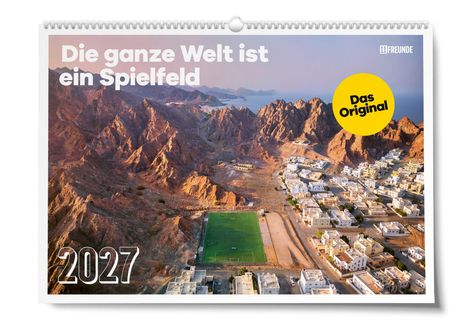 „Die ganze Welt ist ein Spielfeld“, „2027“, gelbes Logo „Das Original“, Berglandschaft und ein Sportplatz.