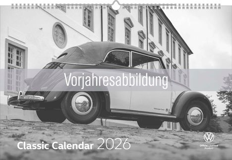 Vorjahresabbildung. Classic Calendar 2026. Schwarz-Weiß-Foto eines Oldtimers vor einem historischen Gebäude.